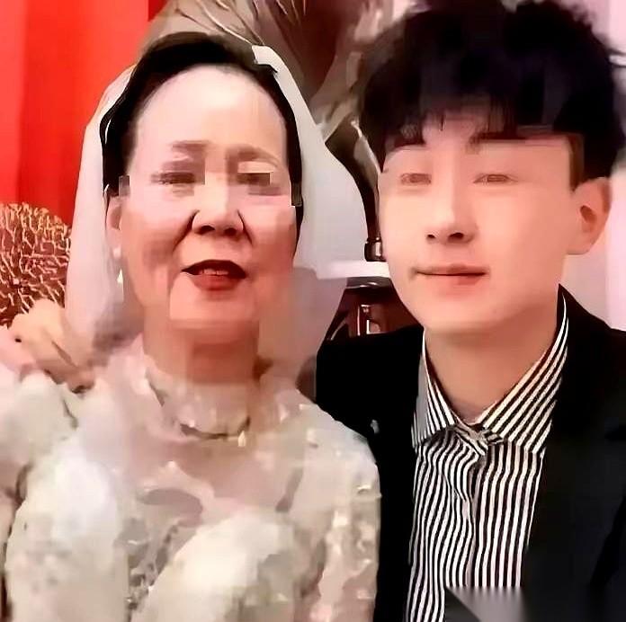 25岁保安，娶了65岁的老太太。
十年后，老太太临终，递给他一个保险箱，说：“打