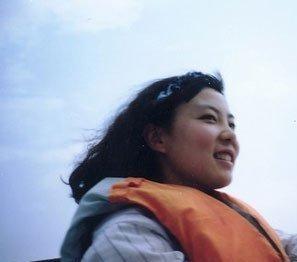 她弹古琴，游得比男生还快，化学系高材生，家里俩工程师。
1994年底肚子痛，跑了