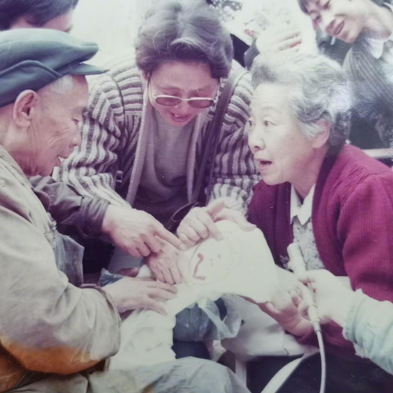 90年代，演员于蓝正与“江姐”的堂兄亲切交谈，一张罕见的合影，作为银幕上经典的“