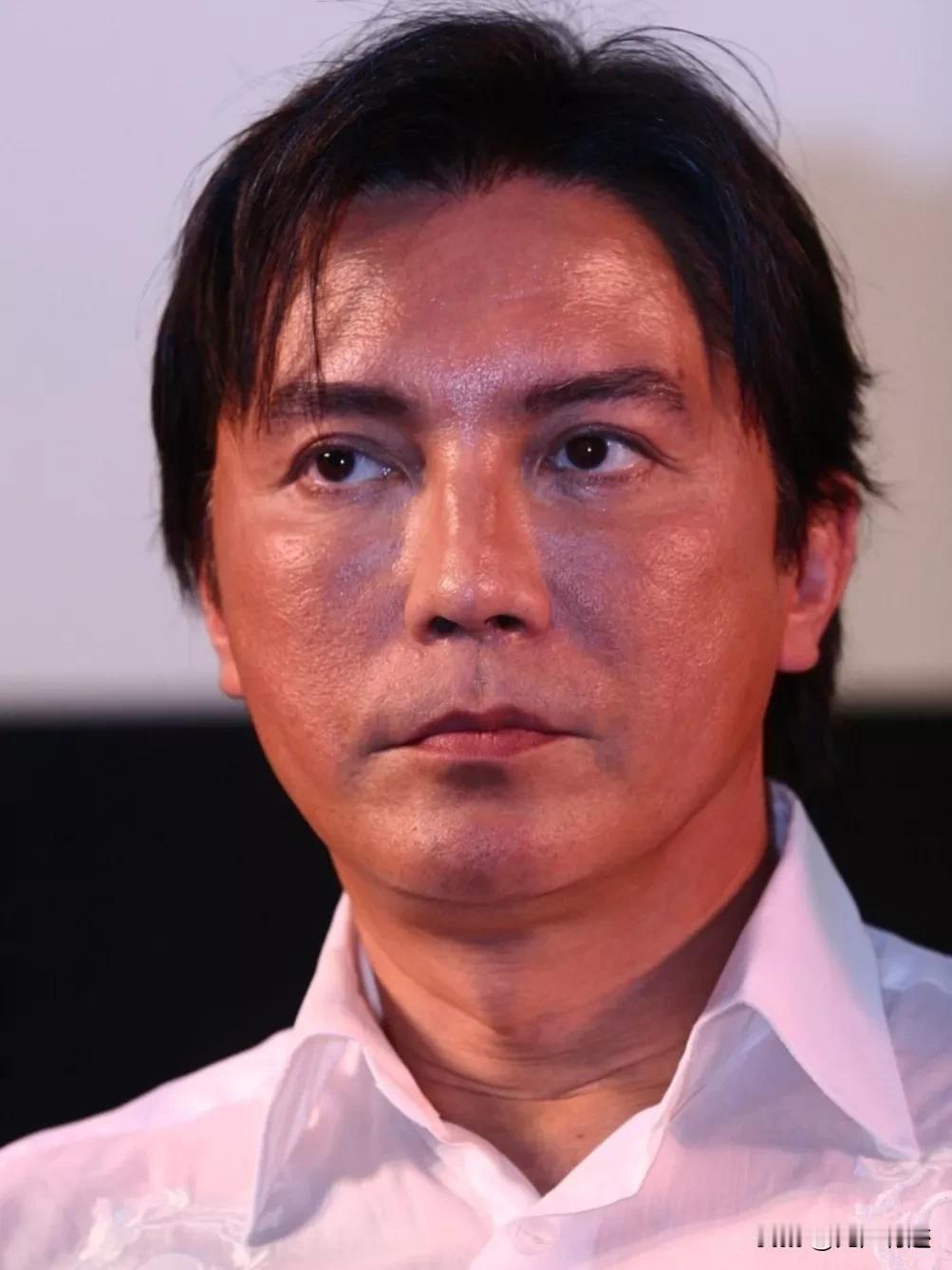 帅哥陨落，和美人迟暮一样不忍直视，让人心痛！
如果尊龙没有年轻时的影像留存作为佐