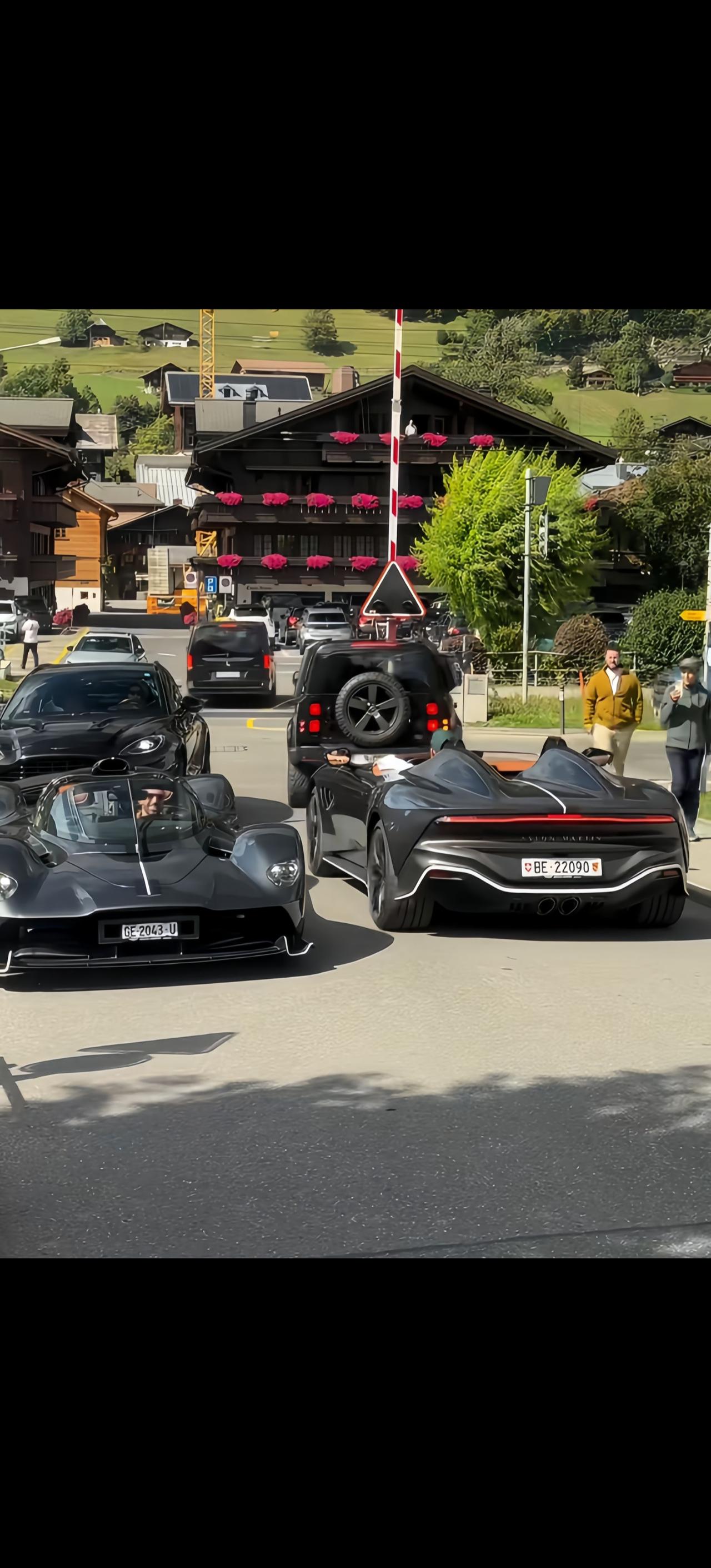 瑞士🇨🇭街头惊现两台顶级神车astonmartin 阿斯顿马丁valkyri