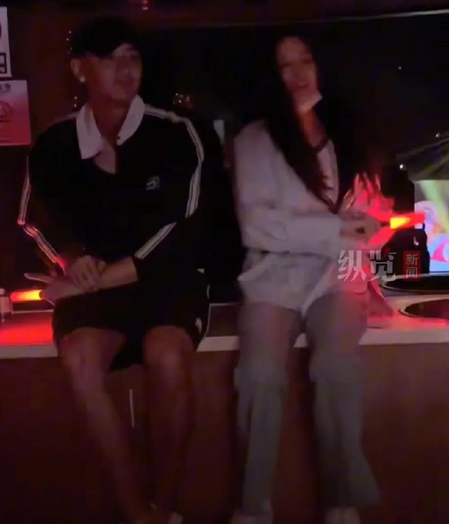 鹿晗最好的兄弟不是邓超，也不是陈赫，而是黄子韬。

鹿晗演唱会，黄子韬带老婆徐艺