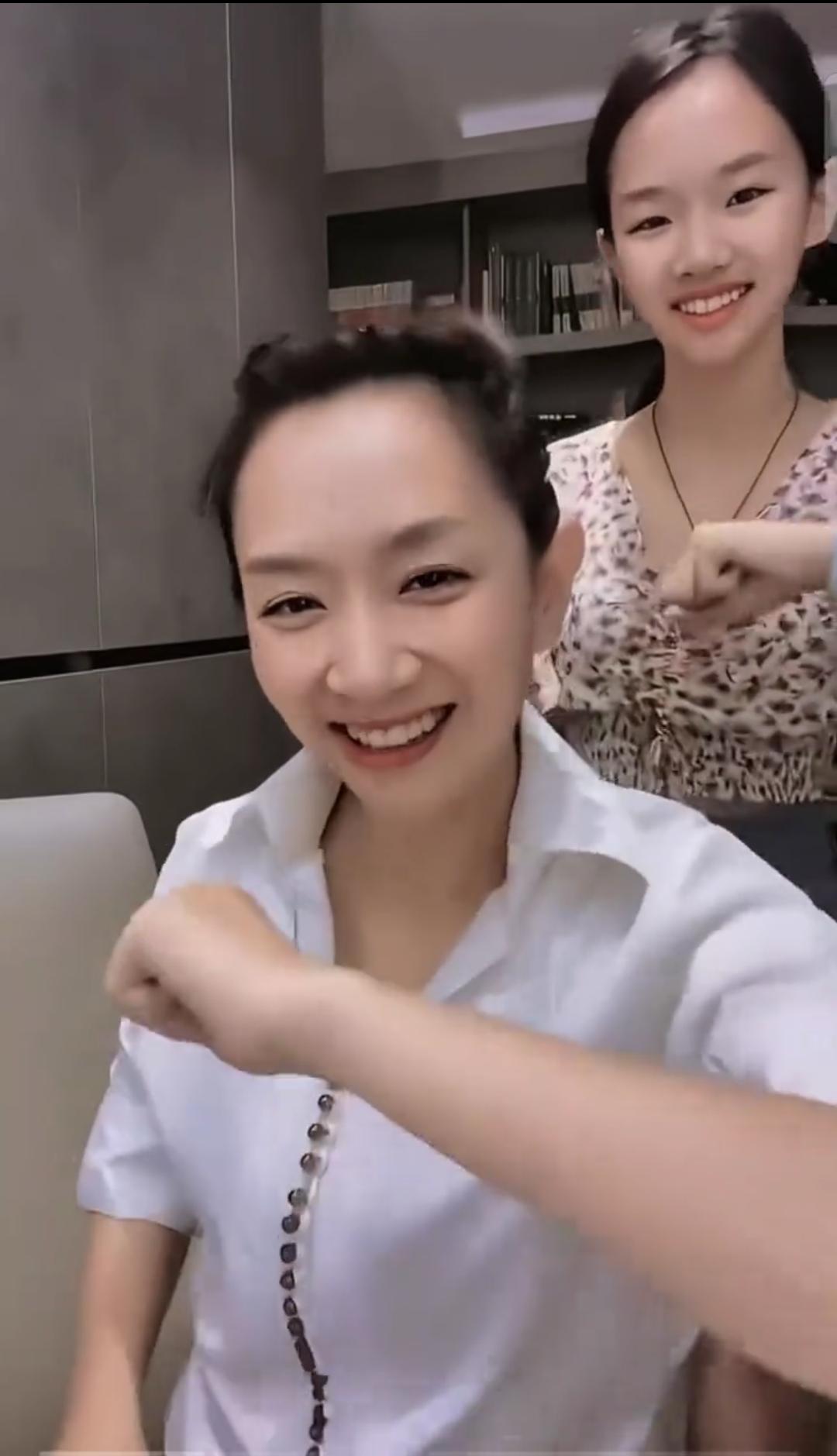 著名央视主持人王芳带着女儿也跳起了“胳膊舞＂，女儿清秀可人！
难道“胳膊舞”会传