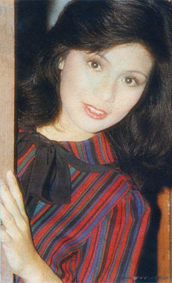 永远的翁美玲
是娇俏灵动的黄蓉
是眼波里裹着星子的翁美玲✨

她一笑
港岛的风都