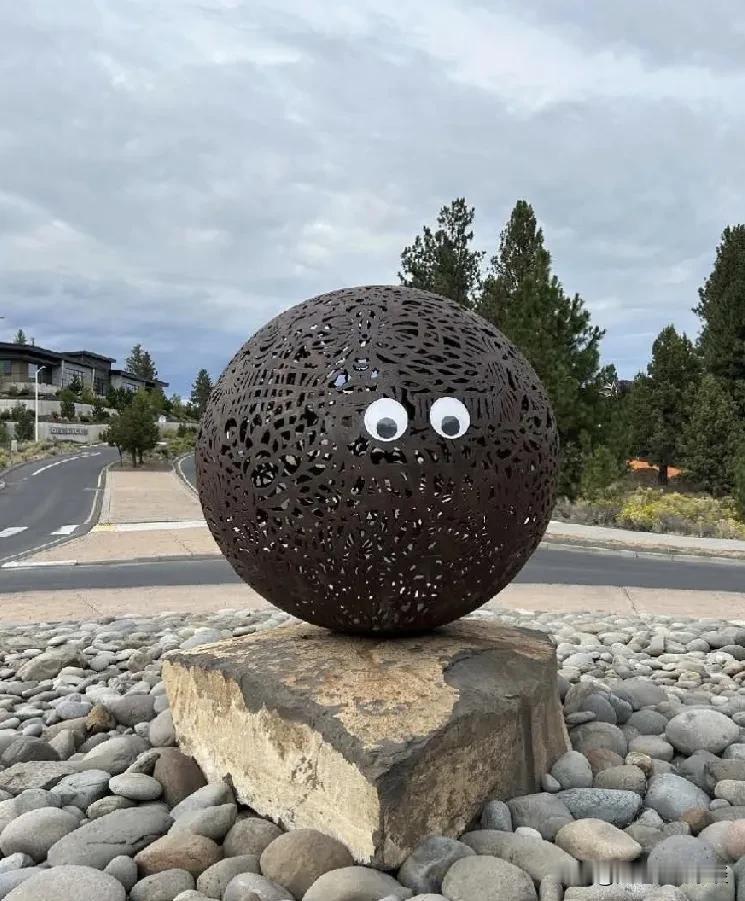 眼睛里的幽默：当雕塑遇上大眼睛

近日，俄勒冈州本德市的一则新闻让人忍俊不禁。多