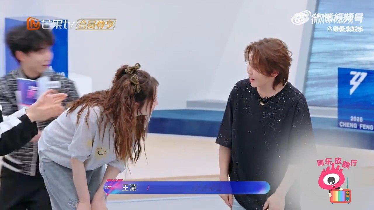 李小冉一公第一名谦逊又有韧劲，李小冉说要向唱跳优秀的姐姐看齐，格局拉满乘风202