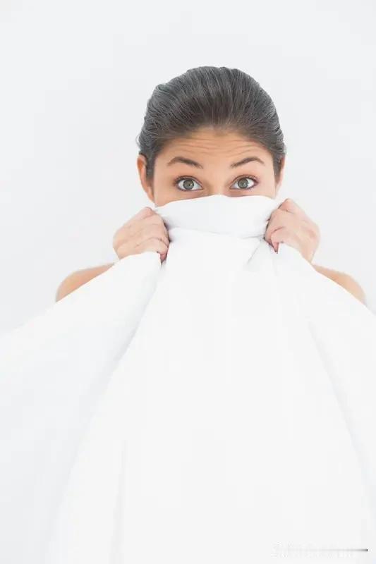 女人愿意把隐私摊开给你看，大概率是动了真心的信号。
女人天生对边界感拎得很清，普