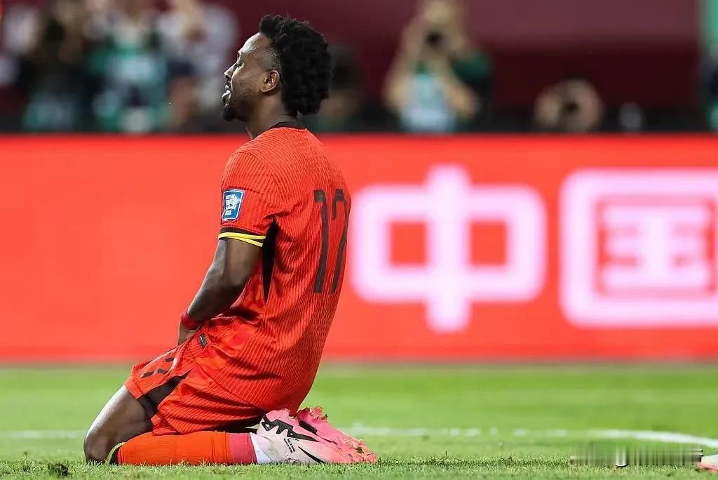 没有血性，就只能跪着！
今晚国足跟泰国队的比赛，球员们糟糕的防守，混乱的进攻，又