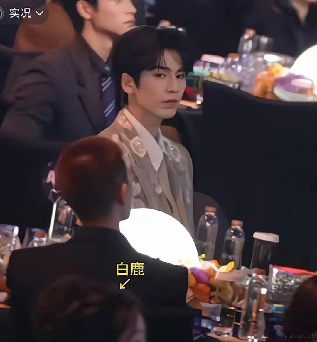 张凌赫偷瞄白鹿他俩之前合作的剧就默契十足圈粉无数，戏外互动也受关注。这次偷瞄没刻