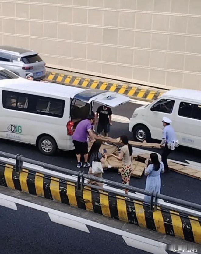 太惨了！成都一面包车“人货混装”追尾致严重悲剧！最近在成都发生了一起交通事故，本