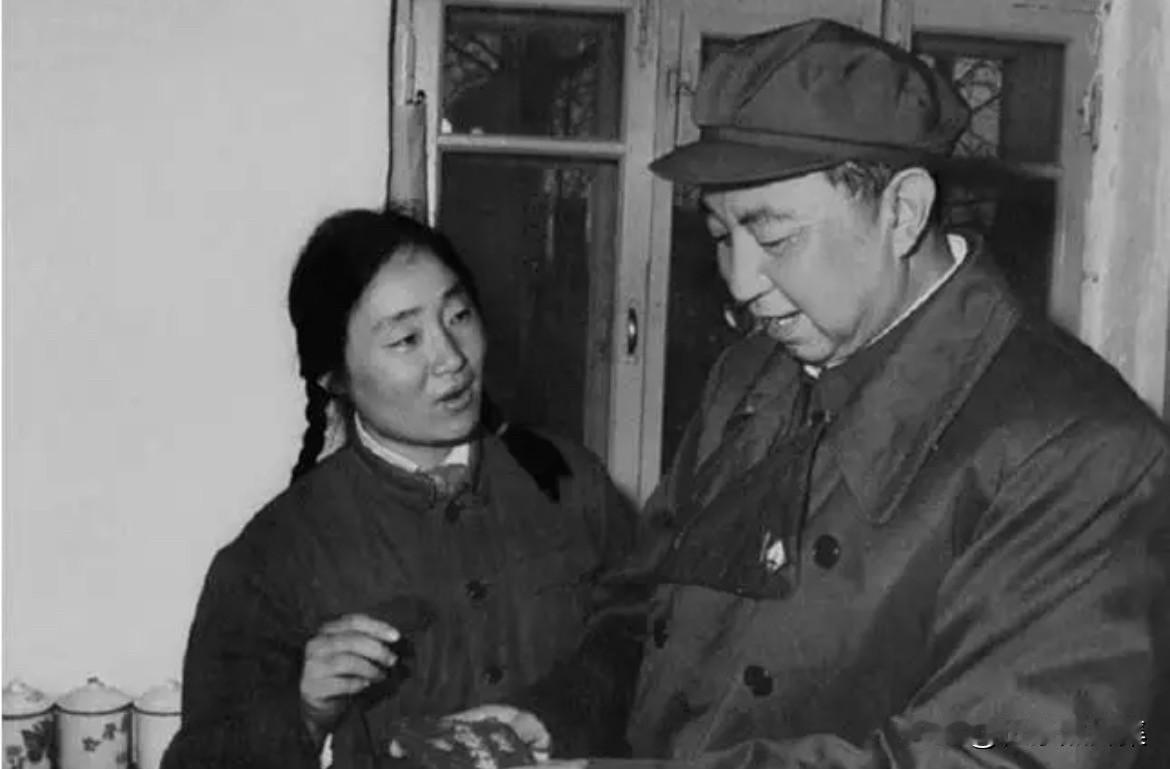 1977年4月19日，华国锋视察大庆采油四部时，女采油工把精心绣制的针线包送给华