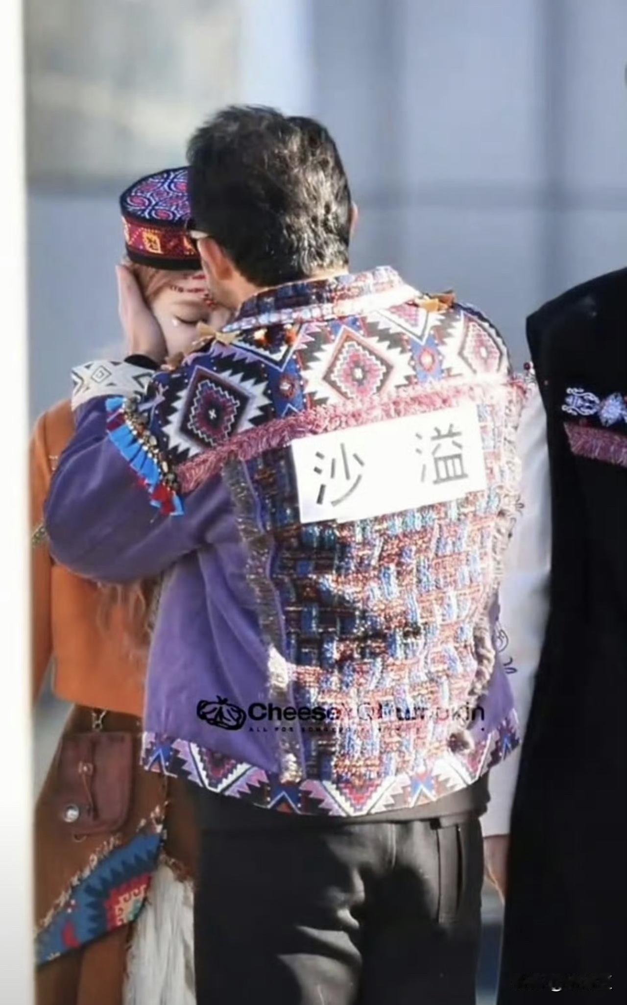 沙溢捧着宋雨琦的脸，亲了一口又一口？
 
《奔跑吧》的路透一放出来，评论区直接炸