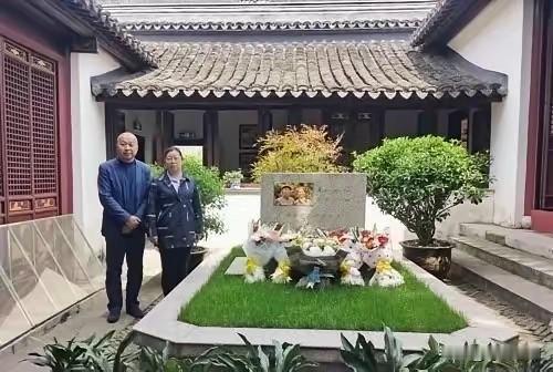 🍁粟裕大将的长孙粟志军夫妇，来到江苏溧阳水西村新四军指挥部旧址，在爷爷奶奶的合