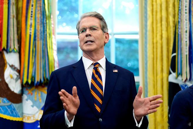 关于通胀引发的民怨，贝森特认为，特朗普接手拜登留下的烂摊子，执政近1年成效显著，