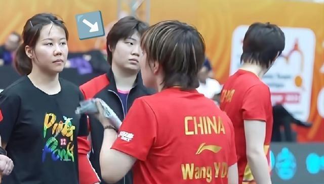 蒯曼亚锦赛女团比赛没上场，全程穿着长袖长裤坐在场边，状态很不对，眼神发呆没精神，