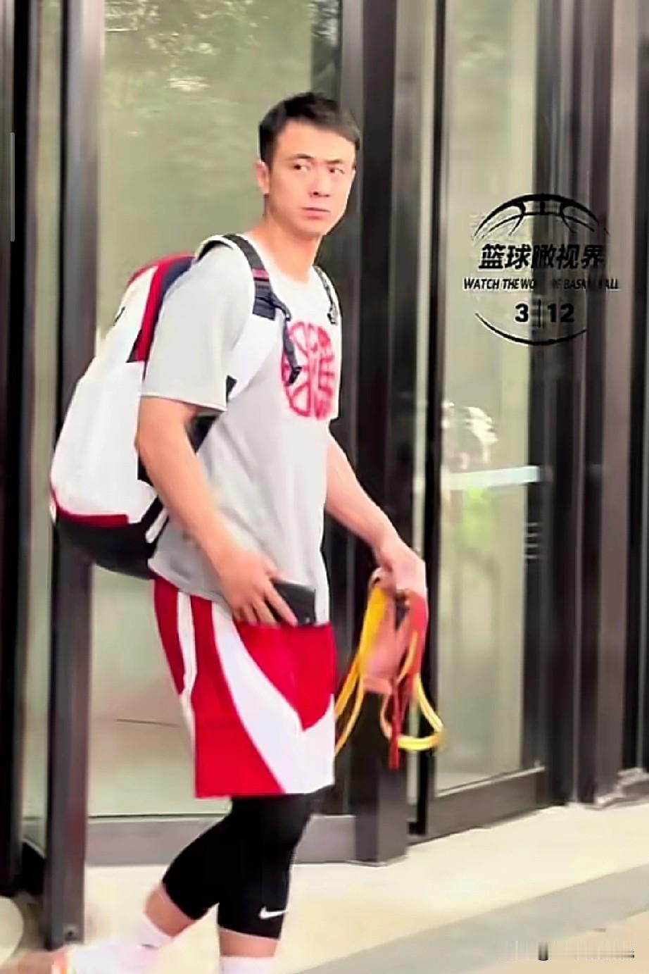 中国男篮上午踩场训练，到关键时刻了！

这场比赛，万众瞩目，中国男篮公布了12人