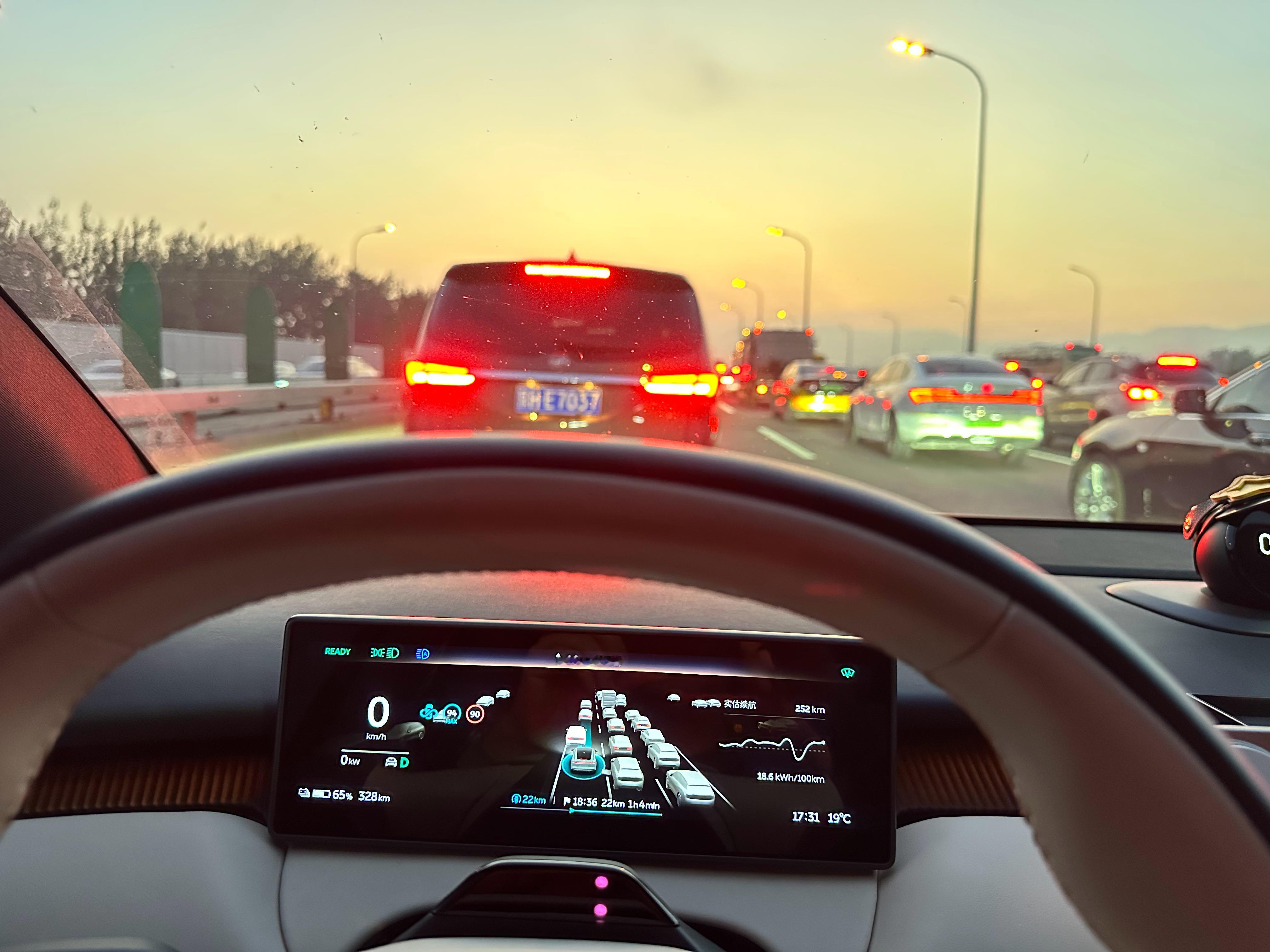 北京这个晚高峰，跟车全靠智驾了，蔚来先锋1在这种堵车-跟车场景，还是挺好用的，跟