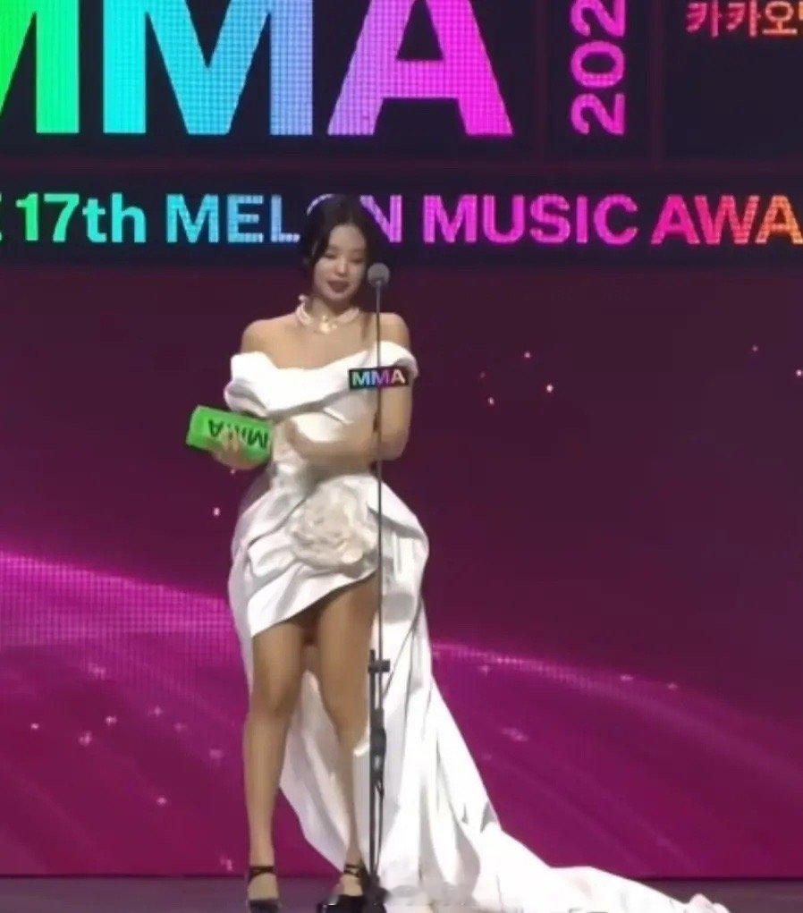 Jennie出席活动，被网友问是不是虞书欣来了我记得虞书欣蛮高的啊 