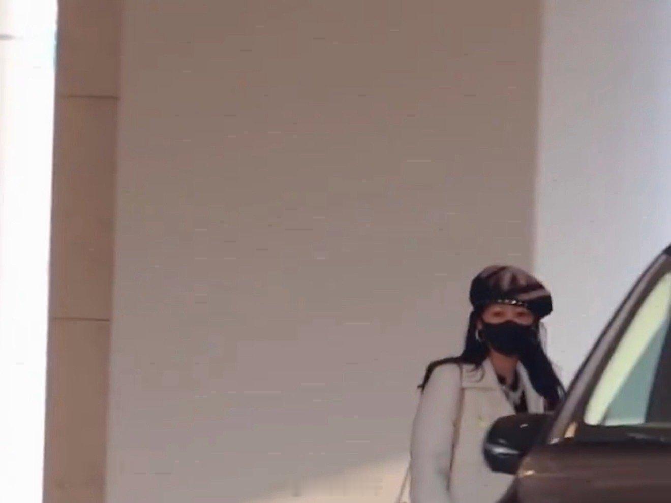 杨紫玉兰花开君再来转场路透杨紫在电视剧《玉兰花开君再来》的转场路透来了，小猴紫到