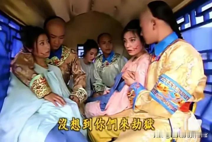 五阿哥抱紧小燕子，尔康抱紧紫薇，而金锁则偎依在尔泰身边，这一刻，金锁心里会平静吗