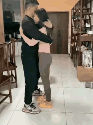 老公又要收拾行李出门打工了，夫妻俩站在门口难分难舍。
 
丈夫一步三回头，妻子眼