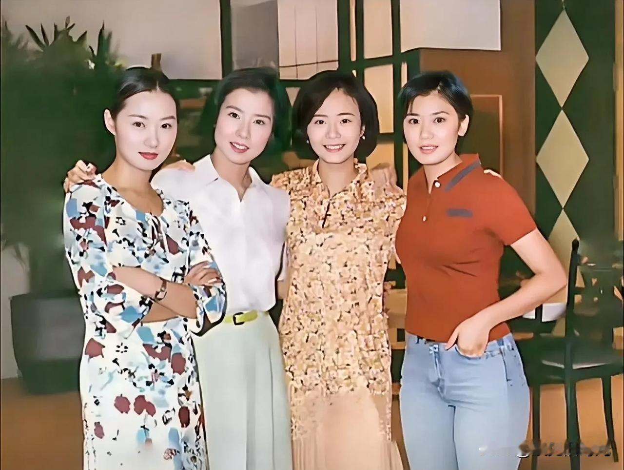 父母要多高的颜值才能生出这么漂亮的四姐妹啊。

1997年一部《四千金》播出，剧