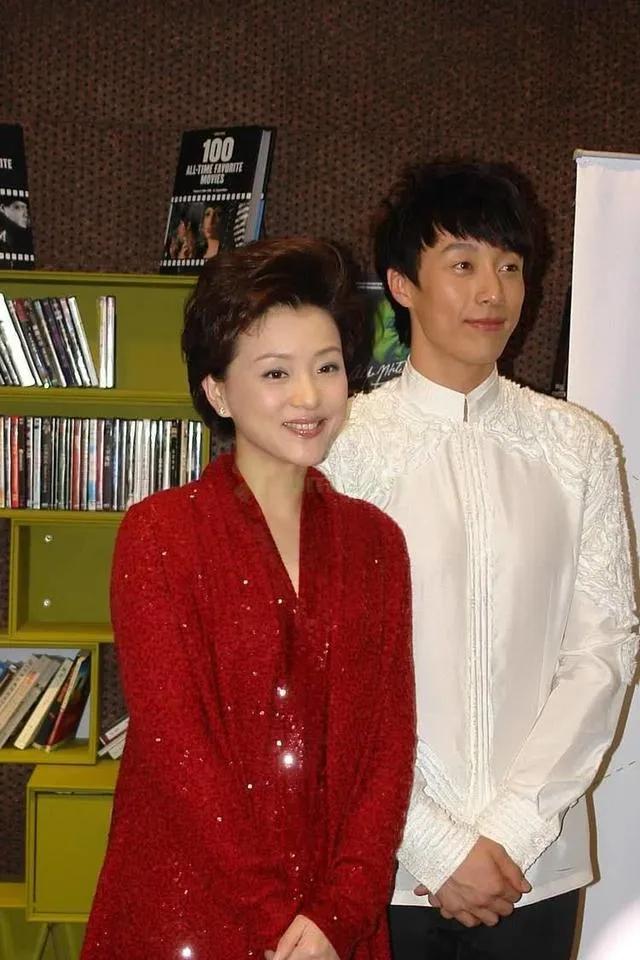 杨澜的一双儿女，女儿小脸圆嘟嘟的跟老公一模一样，儿子可长的一点儿都不像老公，眉眼