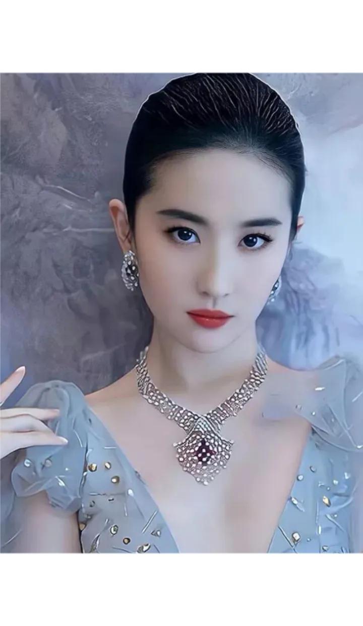 刘亦菲：从仙气飘飘到慈悲为怀的蜕变之旅

刘亦菲，这位昔日的“神仙姐姐”，如今已