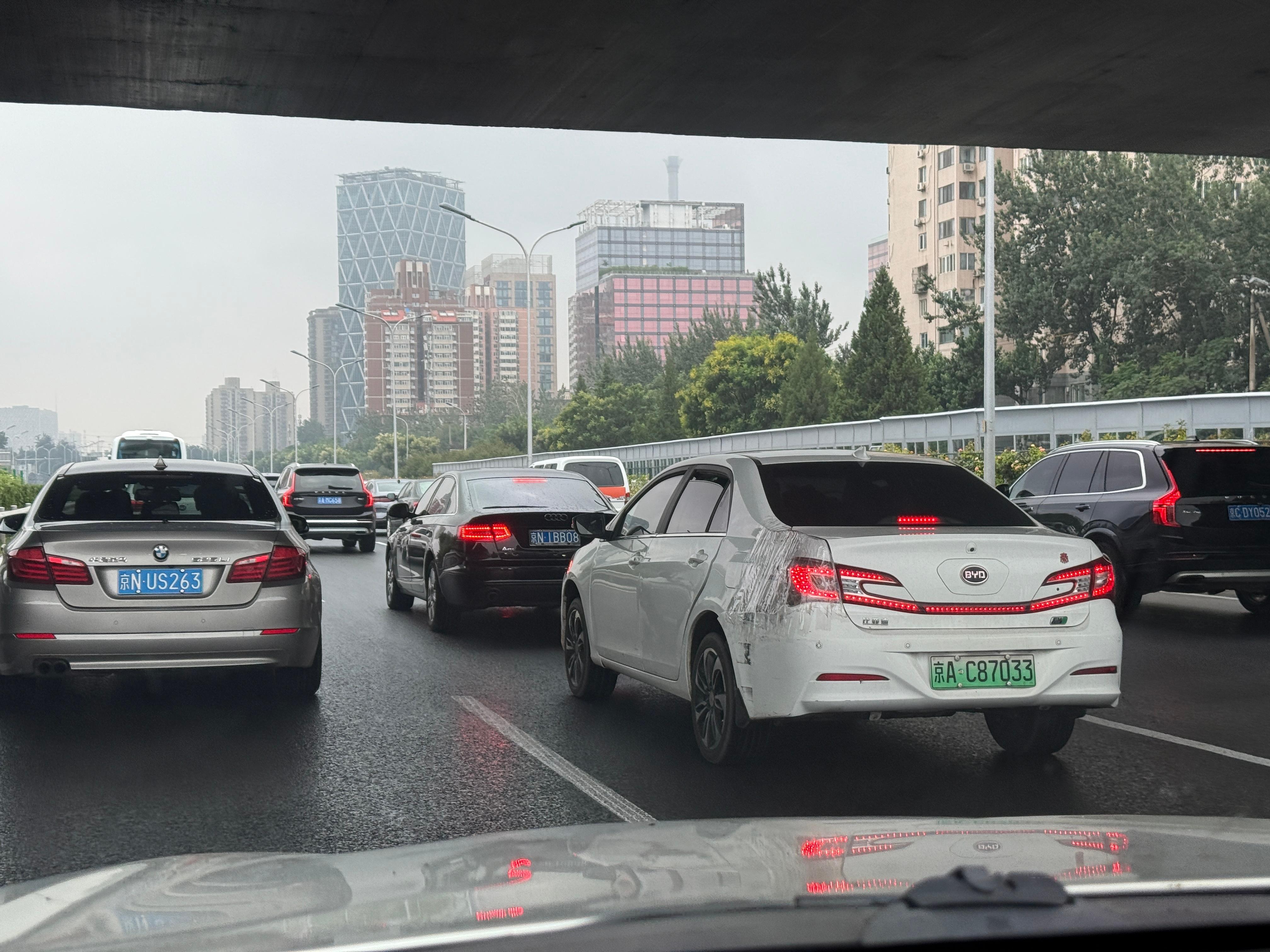 生活不易，凑合来吧，反正踩刹车也能亮[哈哈]，就是下雨会进水不？[允悲]我与汽车