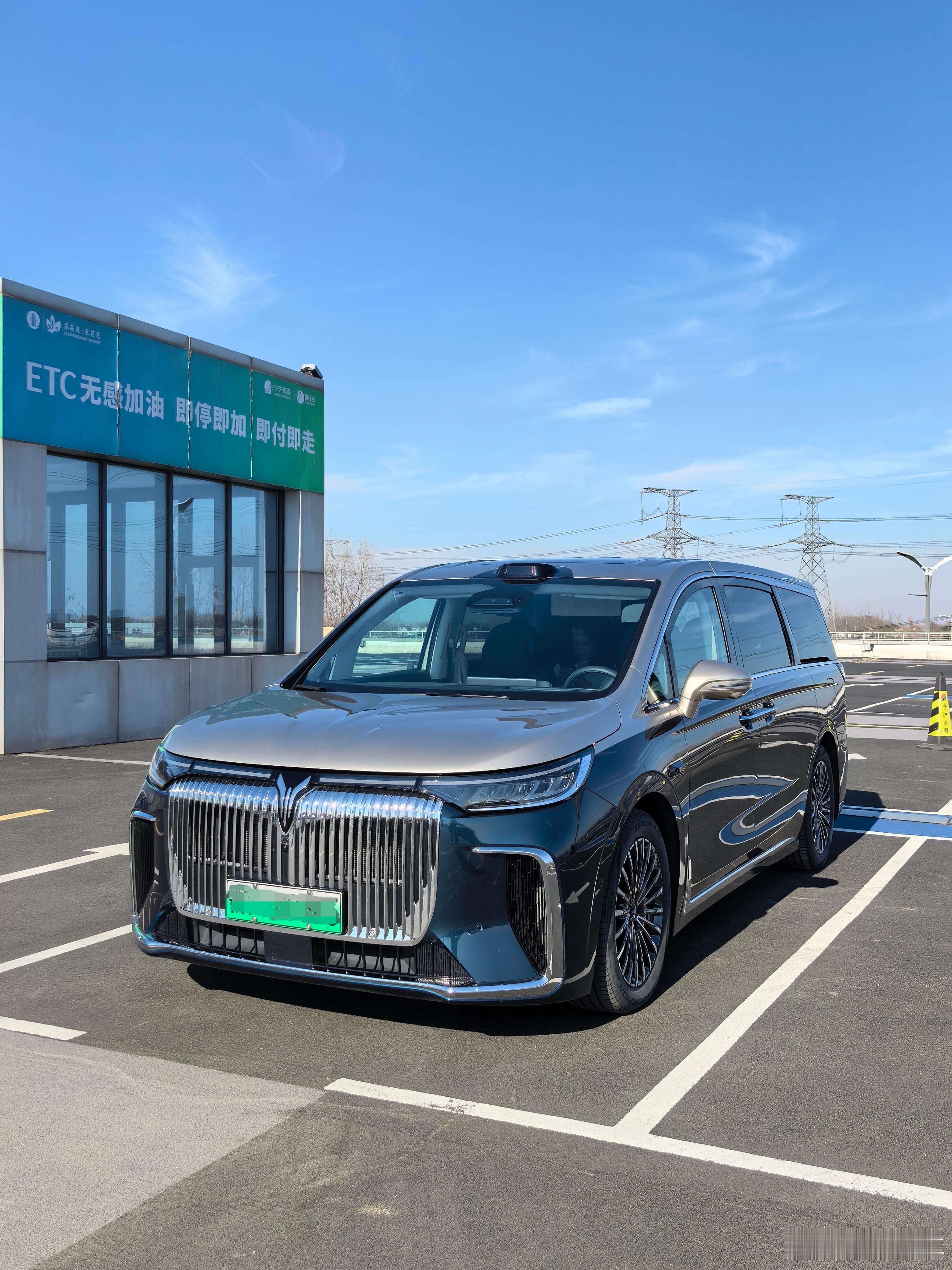 到广陵服务区啦，距离目的地还有413公里这服务区真心不错，超级大还带二层，空间敞