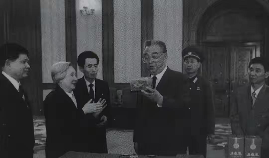 故事特别感人！这份跨越时空又跨越国度的深情厚意，向世人渲染什么是知恩图报！向胡真