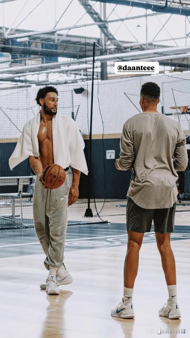 西蒙斯目前正在澳大利亚进行训练，希望重新获得NBA球队的合同。

看照片里状态好