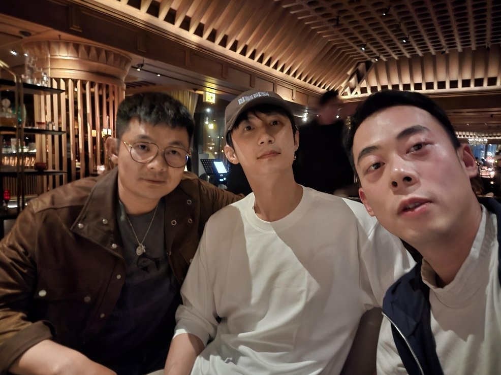 又一张萌萌小鱼昨天的饭局合影有没有三百张  你们能不能自觉点都自己发出来（他昨天