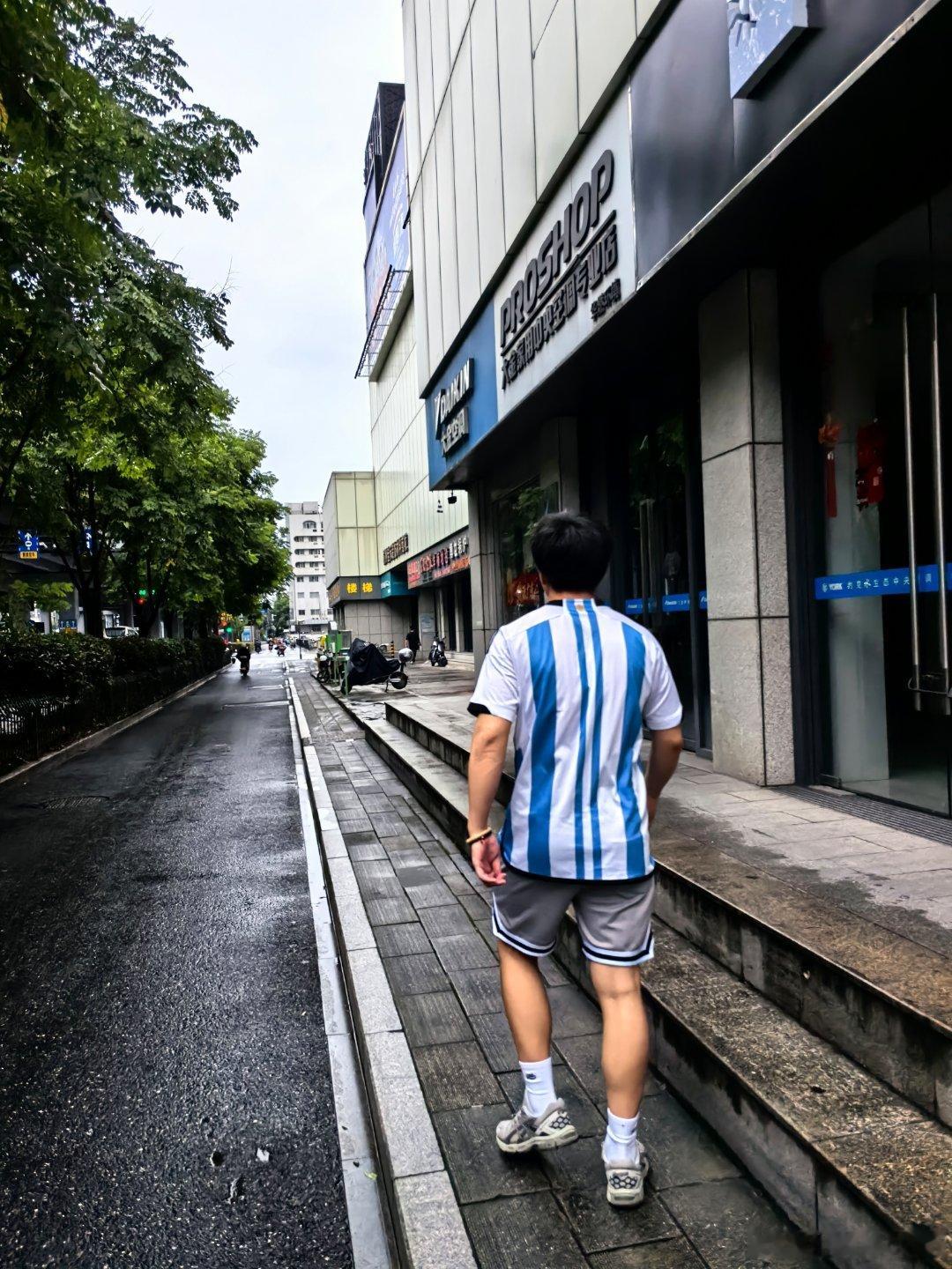 谁懂啊，下酒店出去吃饭和穿阿根廷的擦肩，眼神直接对视上了。。。围观世界杯