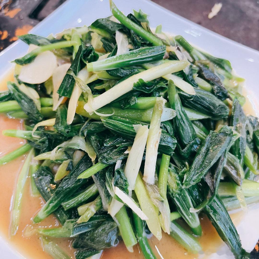 海拔3900的野味：清炒竹叶菜，高山韭炒蛋，羊肚菌炒火腿。 迪庆