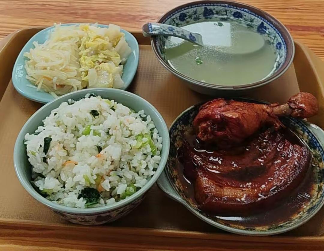 一碗饭，一碟菜，一汤一鸡，人间美味。共18元，一个人简单吃点。实惠吗？营养搭配的