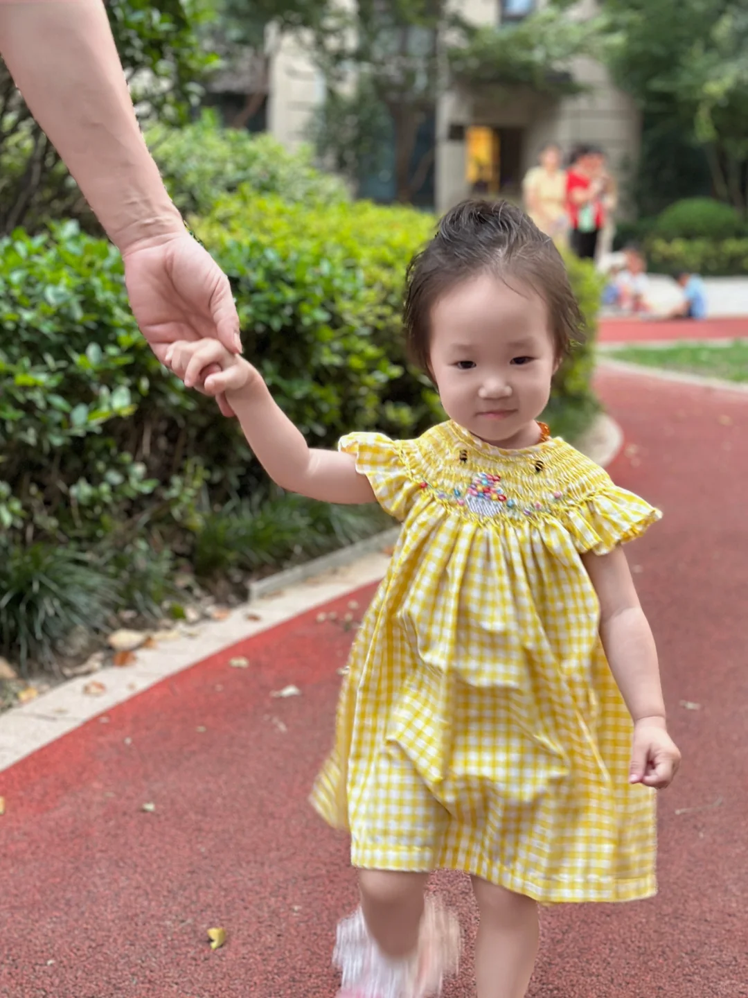 女儿穿打揽裙真的很好看呀今天是小蜜蜂呀