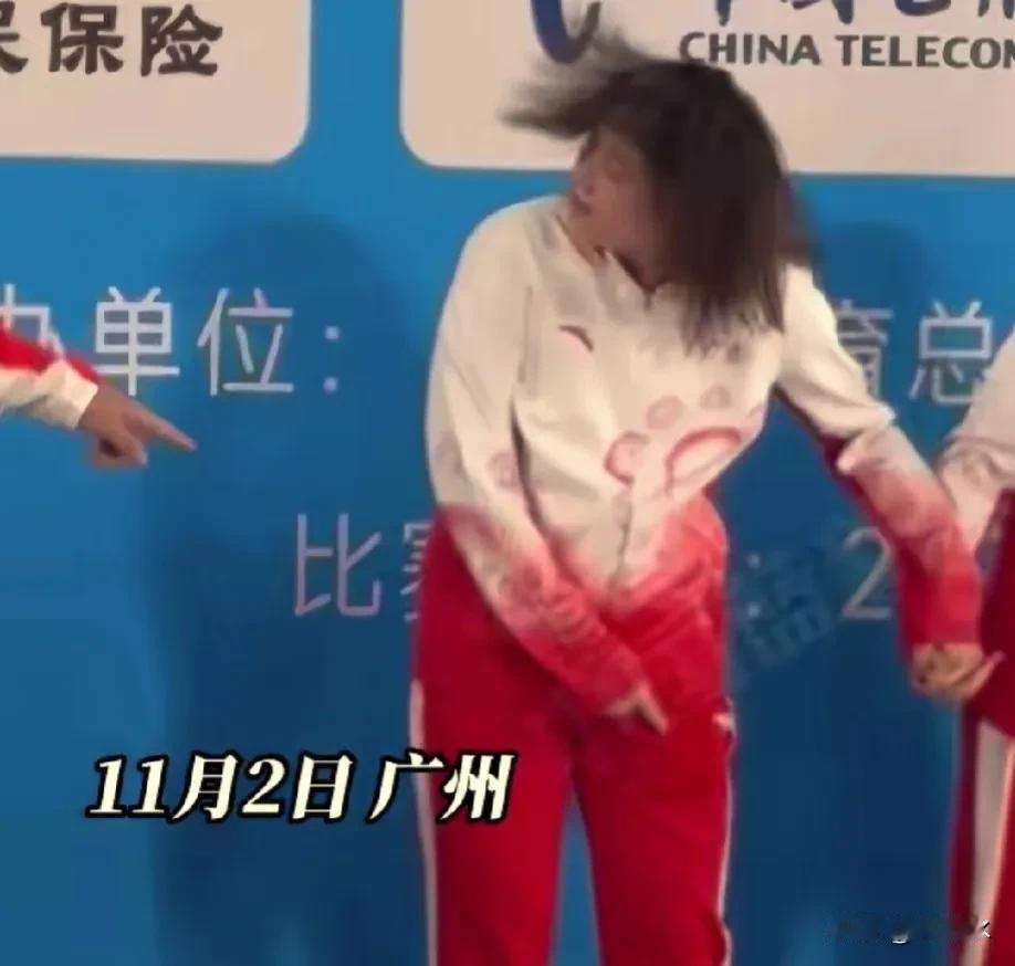 哈哈，全红婵一出来，现场气氛立马变活泼了[呲牙]人长高了也长宽了，长发飘飘有点不