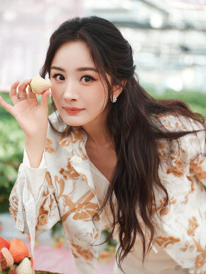 杨幂与大自然亲密对话   杨幂草莓味甜心  宝子们，杨幂这草莓甜心融于自然之美。