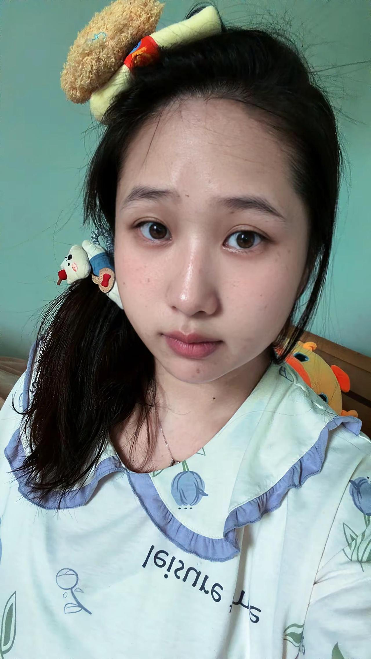 咋玩啊？  同龄人三胎都上幼儿园了   我还只会对着手机阿巴阿巴~~乱糟糟的头发