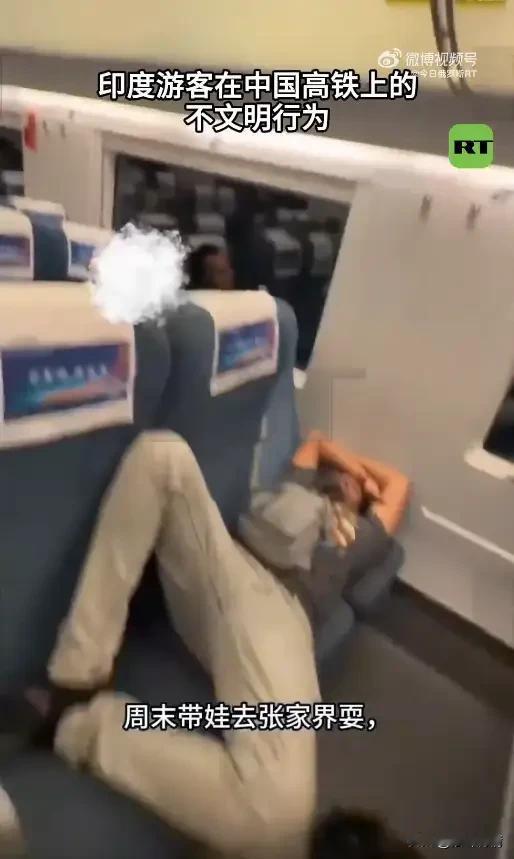 近日四川的一趟地铁上，
一群印度人将高铁当成了自己的家，
上了高铁后，这群印度人