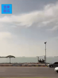 一个司机沿着霍尔木兹海峡滨海公路行驶，看到霍尔木兹海峡内部排列的船只，密密麻麻的