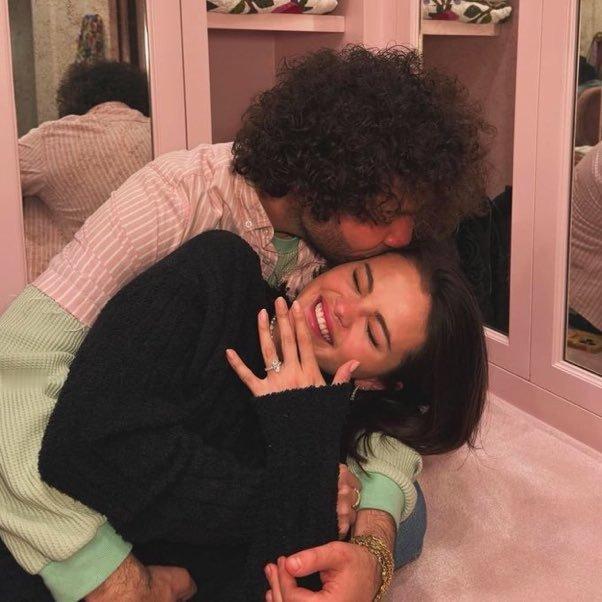 赛琳娜9月结婚据外媒，赛琳娜·戈麦斯和未婚夫Benny Blanco将于今年9月
