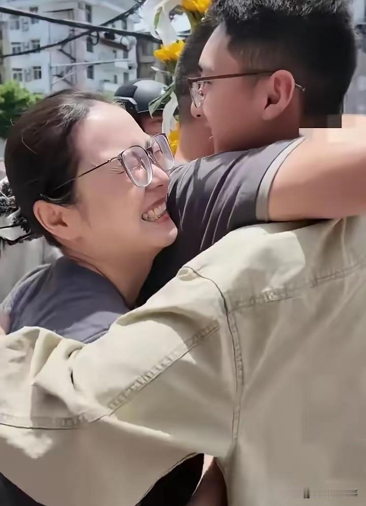泪目！高考最后一门考完，别的孩子都有爸妈捧着鲜花等，可这个四川广元的男孩，只看到