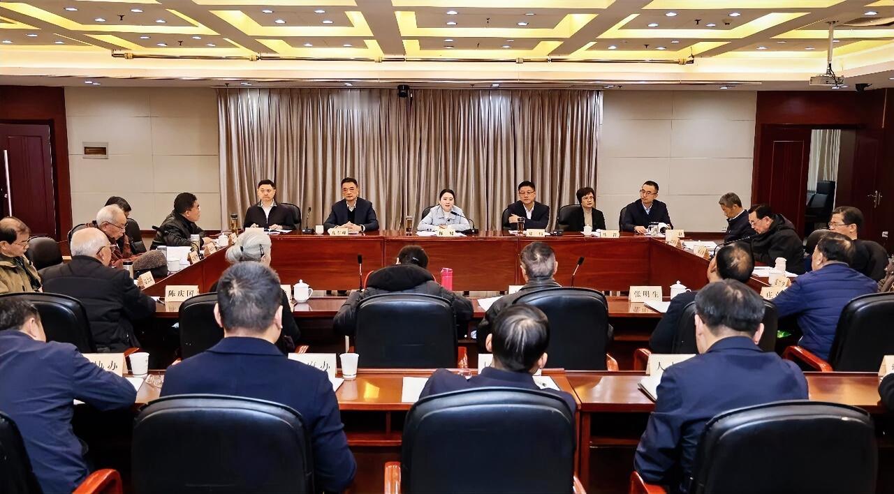 1月6日，云龙区全区老干部情况通报会召开。区委书记陈婕主持会议并讲话，区委副书记