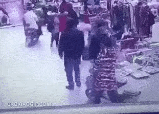 看到的友子们可得留个心眼，这团伙作案防不胜防[思考]