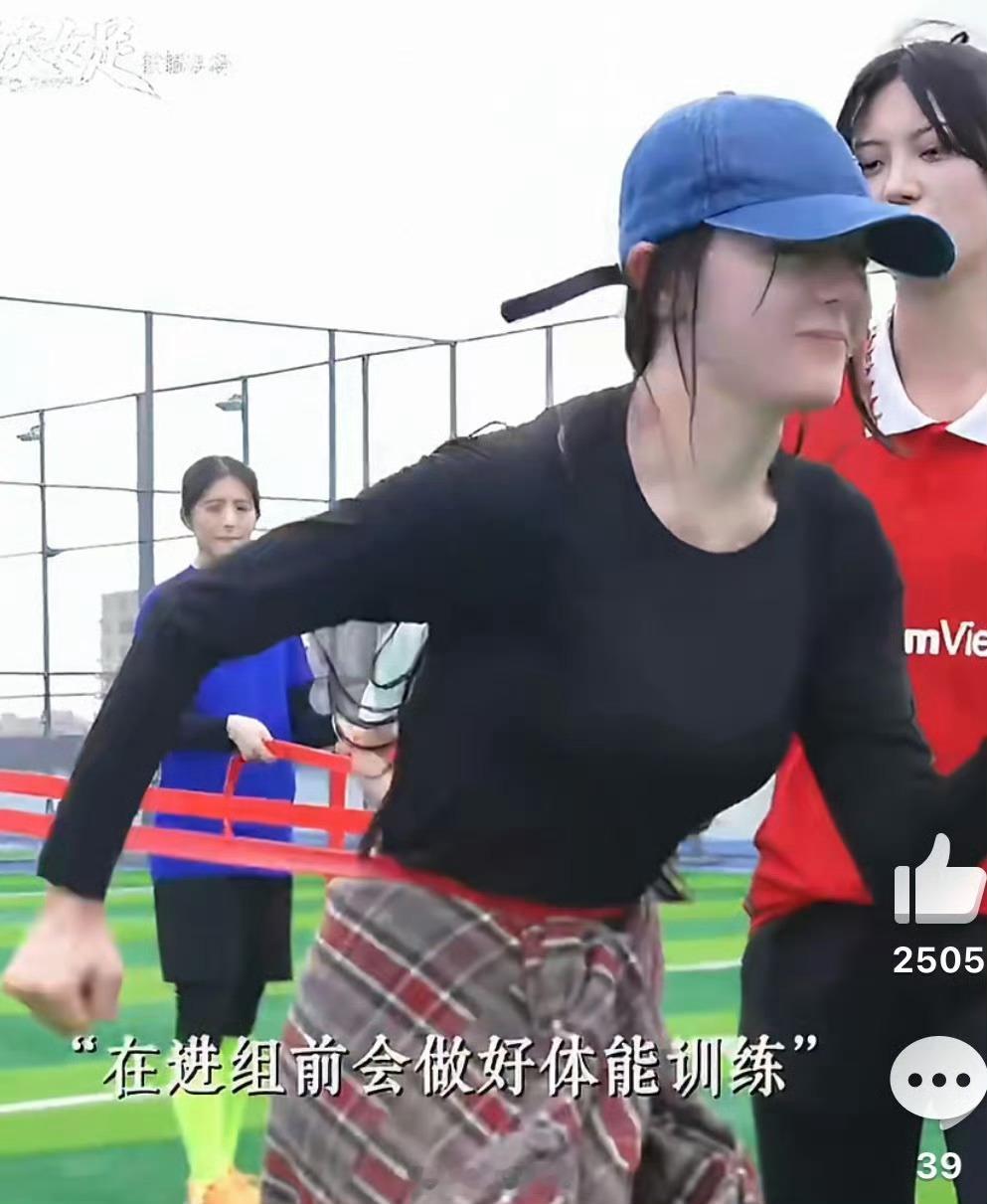 迪丽热巴的颜值是大家公认的顶级神颜迪丽热巴新电影功夫女足明日上映，期待期待迪丽热
