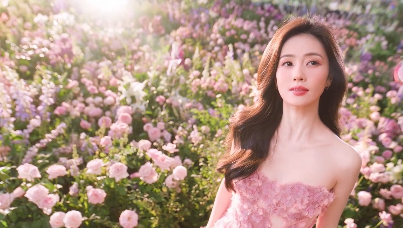 #白鹿粉色繁花抹胸裙#白鹿身着粉色繁花抹胸裙，宛如降临人间的花仙子。在花丛中，她