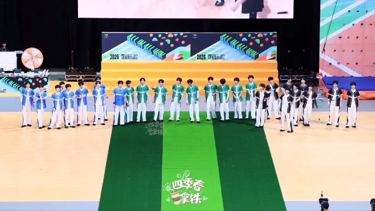 全场26个人看着苏新皓一个人跳全场几十个人看苏新皓一个人跳竟然只有苏新皓一个人会