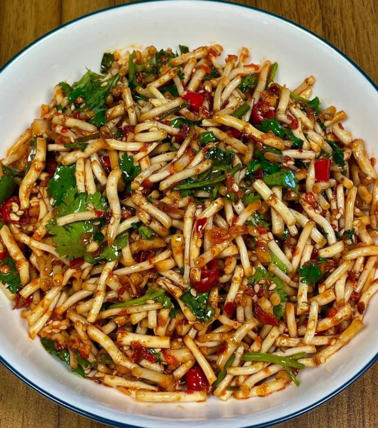 折耳根一直以来都和香菜一样
是极具争议的食物
喜欢它的人会把它当成
凉拌菜中的天